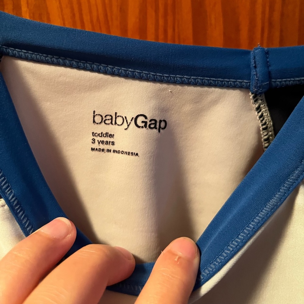 🌺2 for $25🌺 BABY GAP RASHGUARD